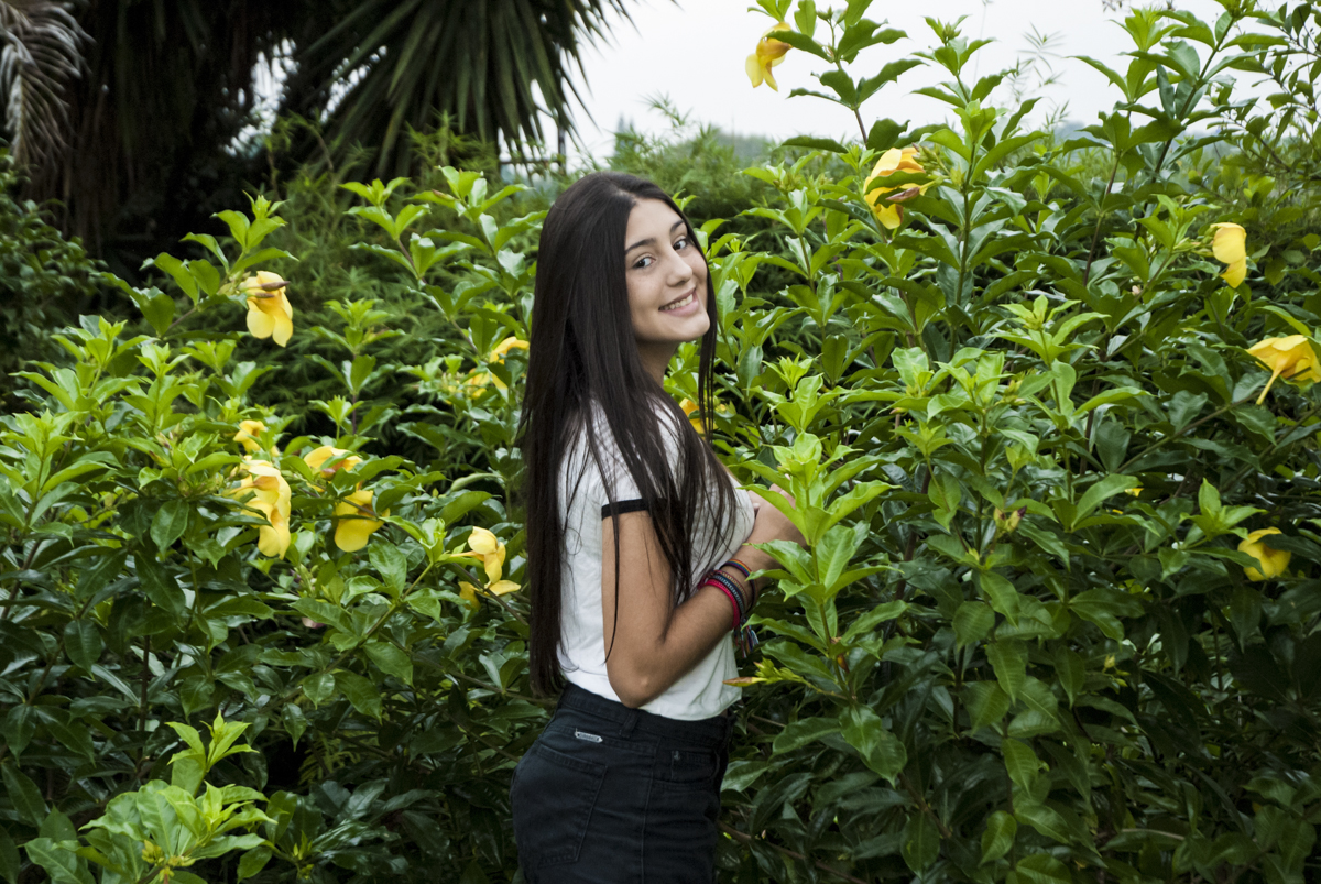 ao meio das plantas