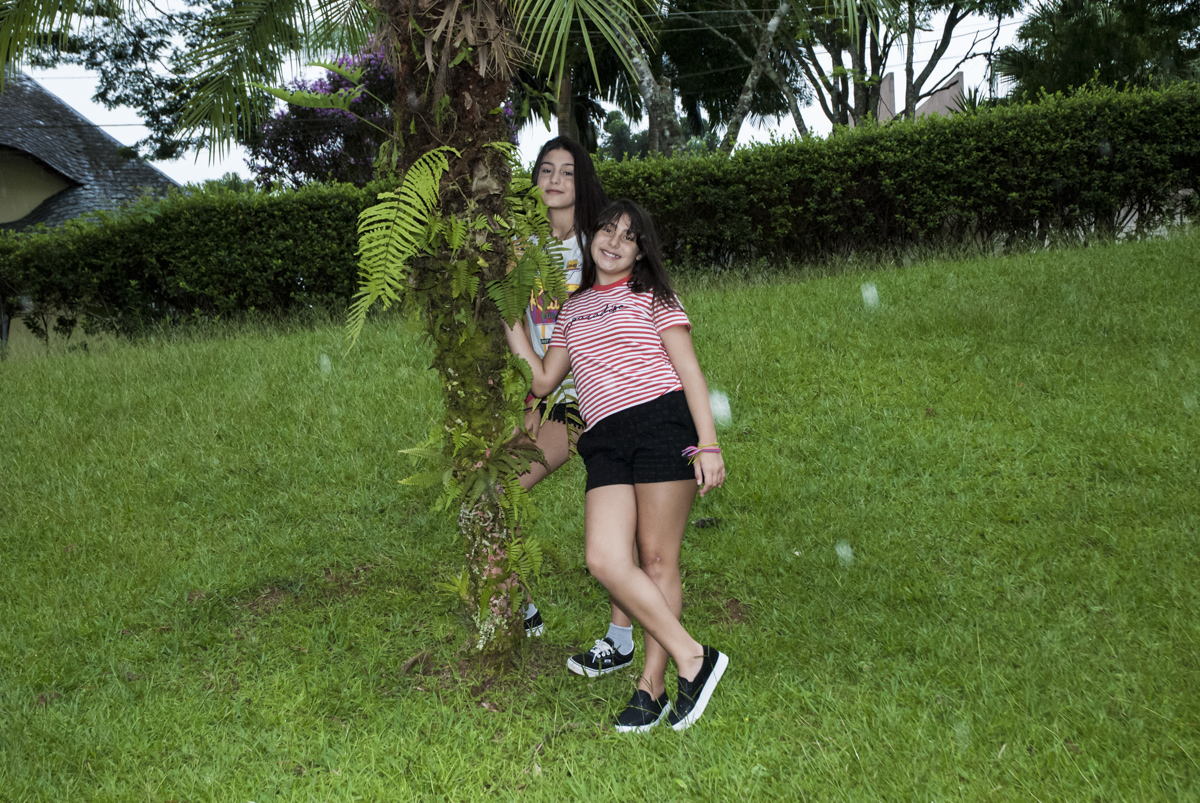 foto das irmãs no jardim