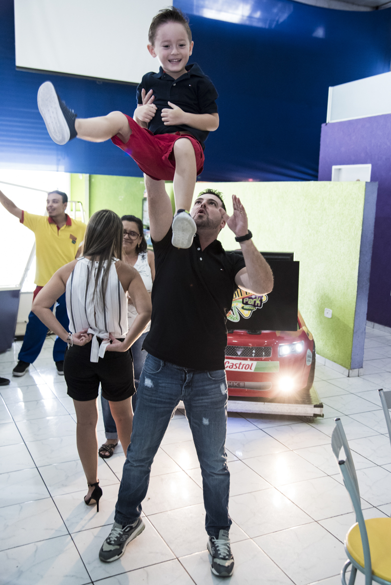 sendo jogado para cima pelo papai