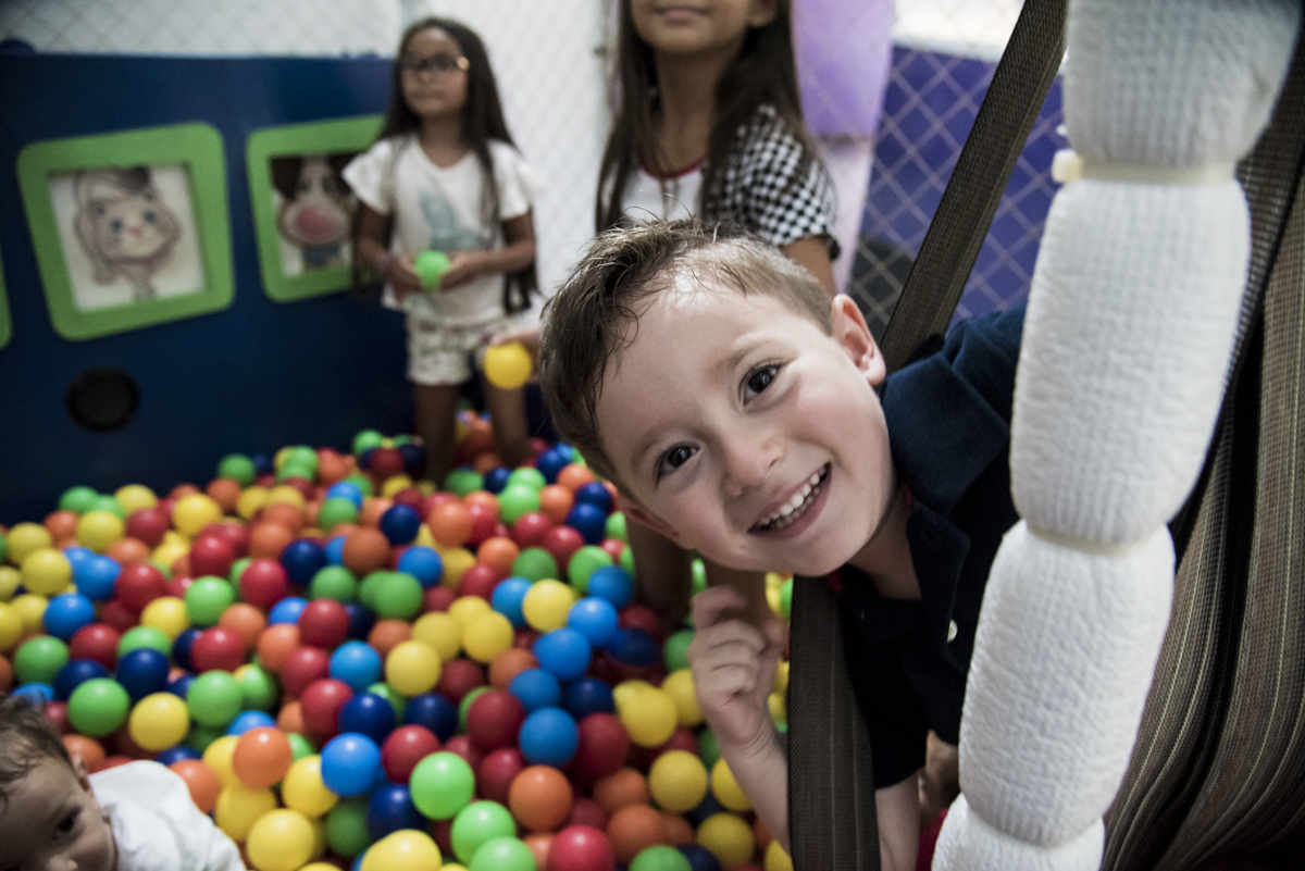 muito divertido a piscina de bolinhas