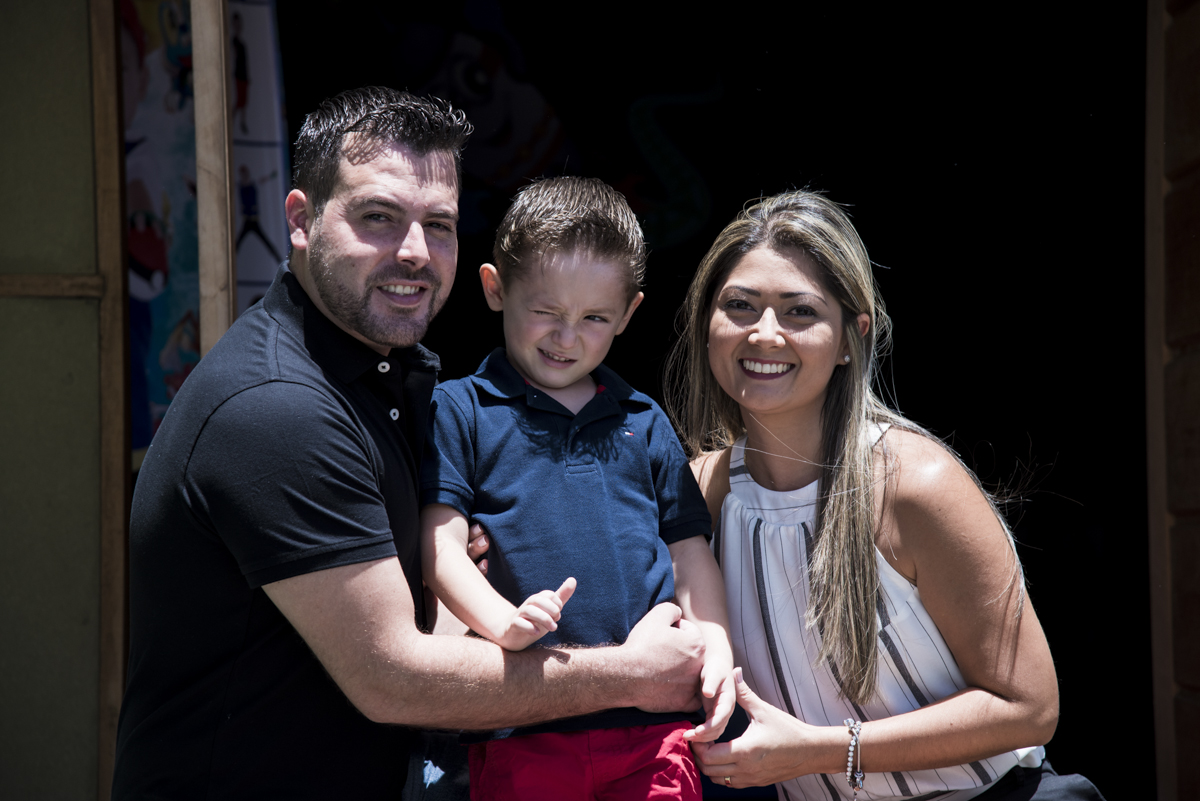 foto da família no arco de bexigas