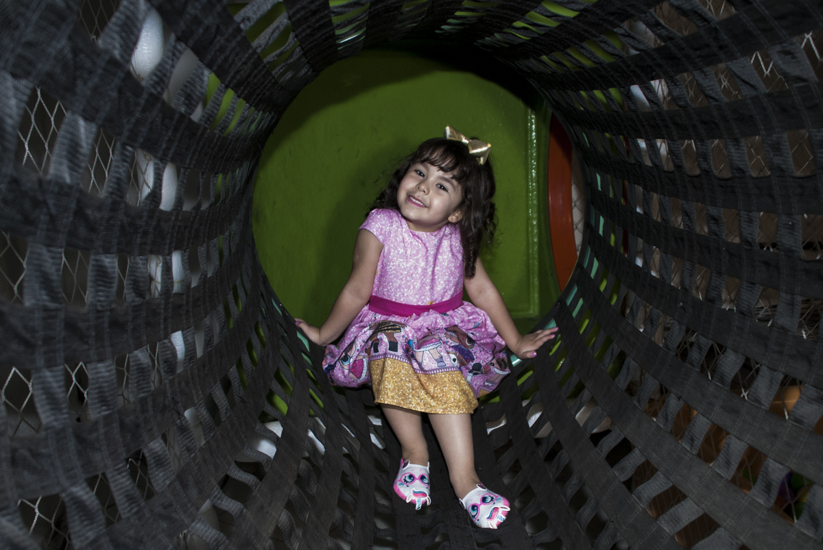 curtindo o túnel do brinquedão