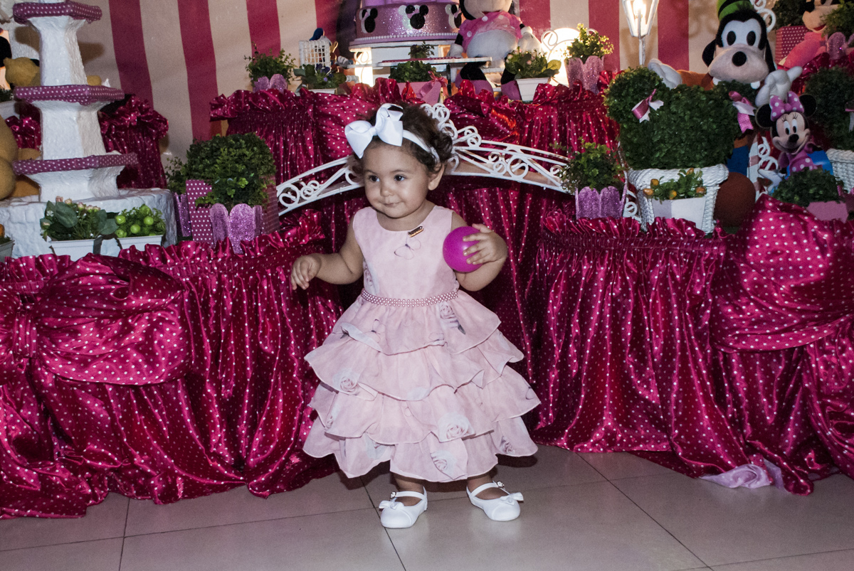 brincando em frente a mesa temática
