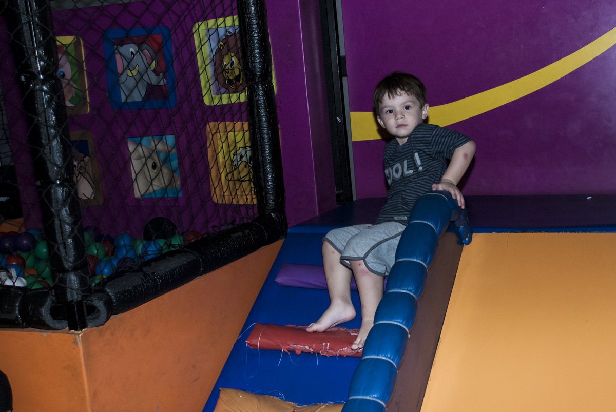 convidado brinca na área baby