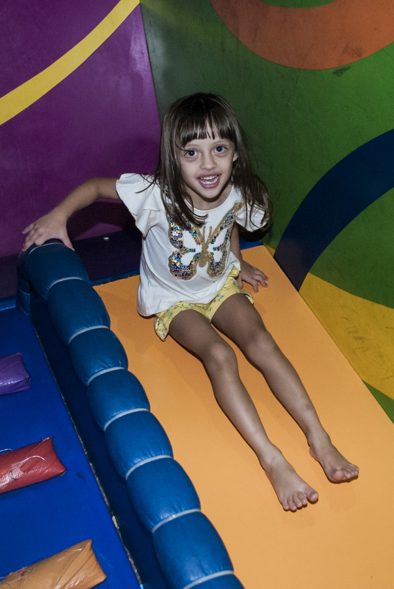 escorregador divertido da área baby