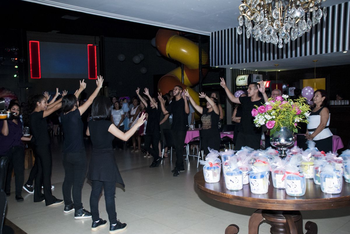 Os monitores recebem a família para o parabéns