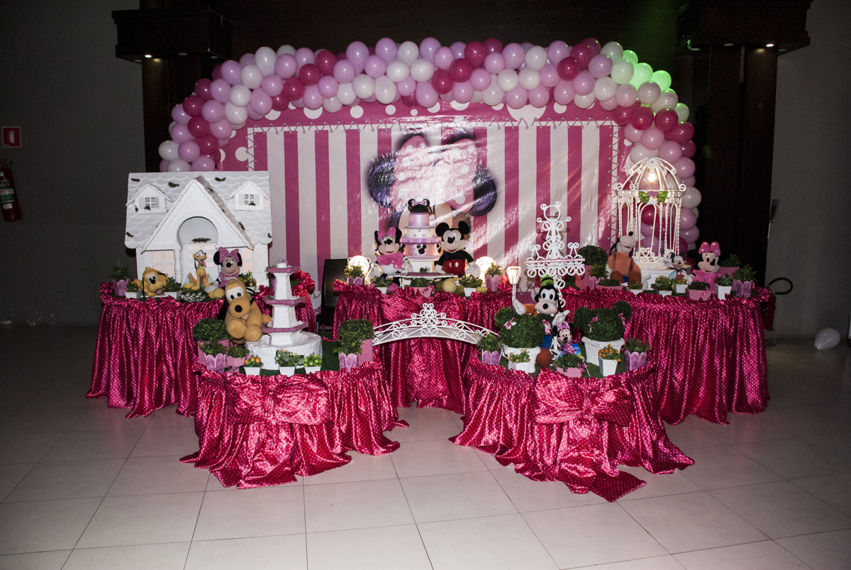 mesa decorada da minie rosa