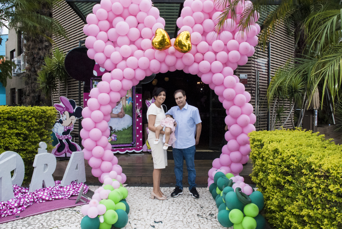fotografia da família no arco de bexigas