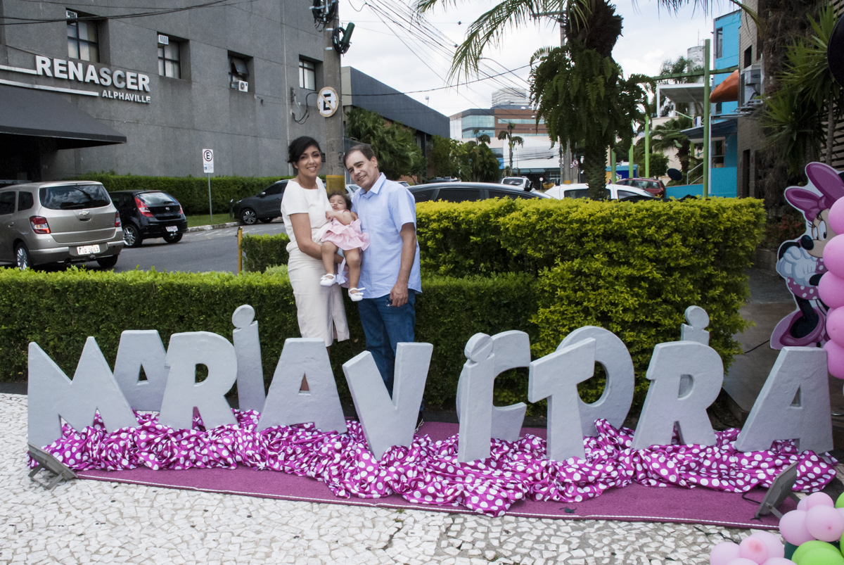 A aniversariante dorme no colo da mamãe
