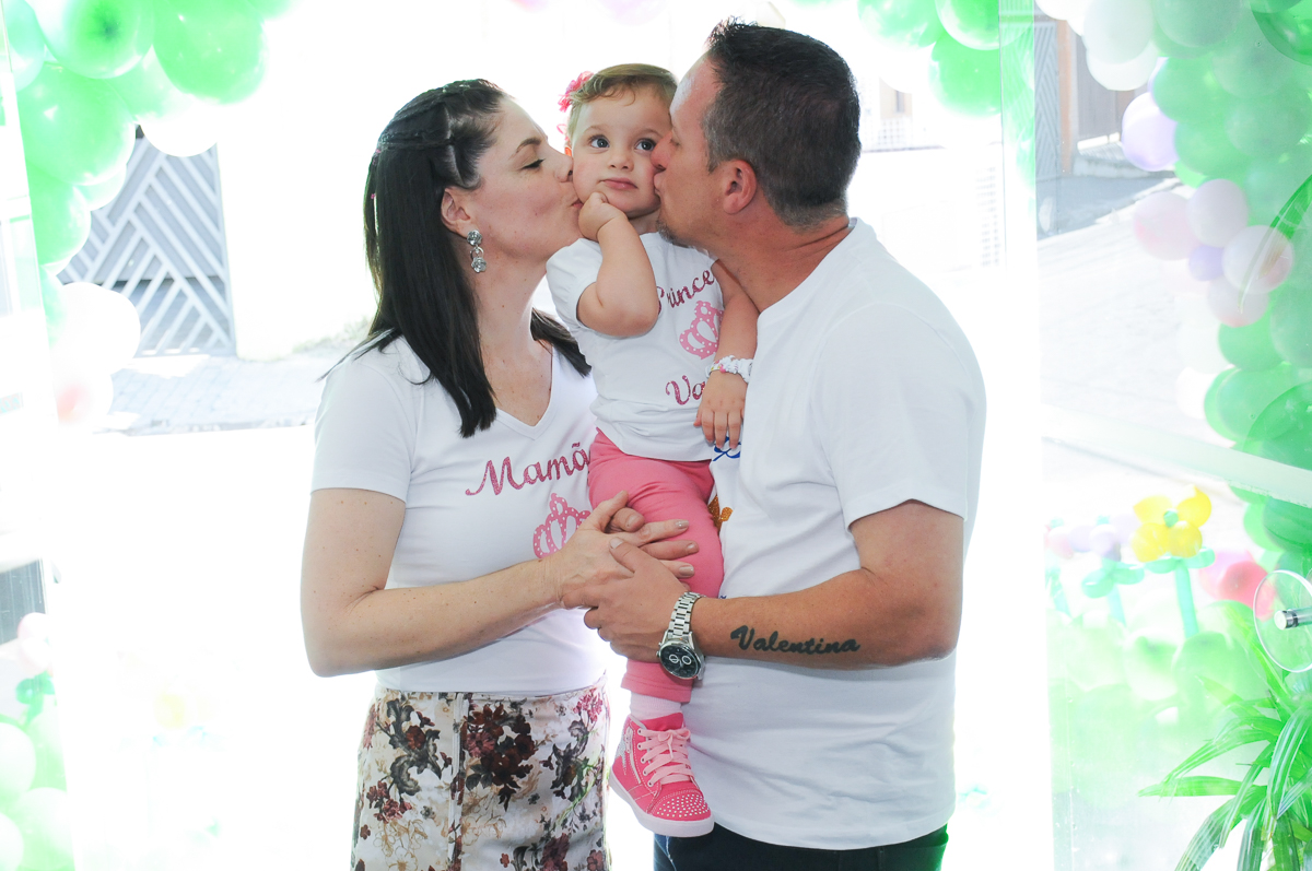 papai e mamãe beijando a valentina no Buffet Fábrica da Alegria