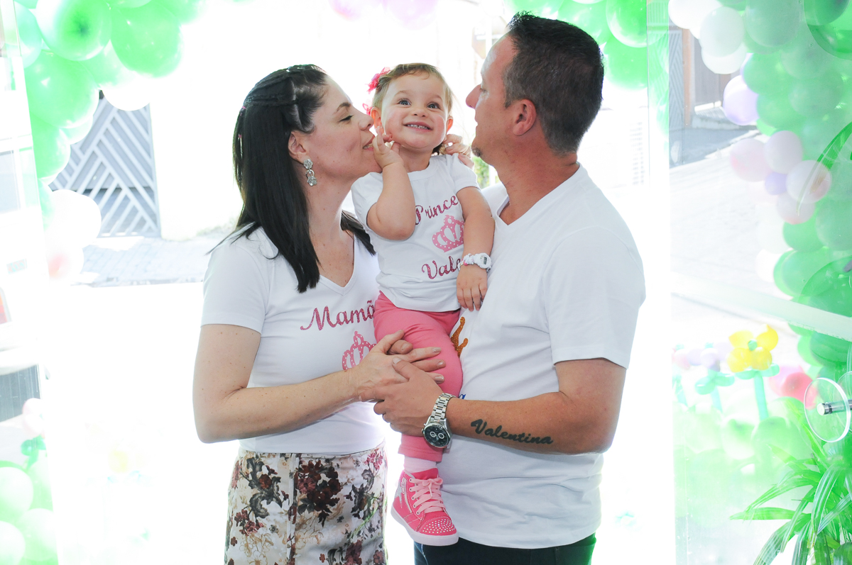 aniversariante e os pais no arco de bexiga no Buffet Fábrica da Alegria