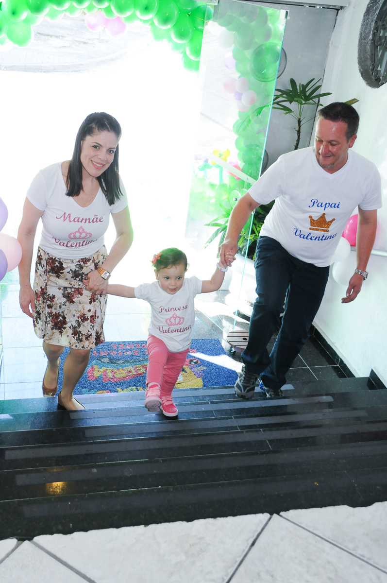 entrada da aniversariante e os pais no Buffet Fábrica da Alegria