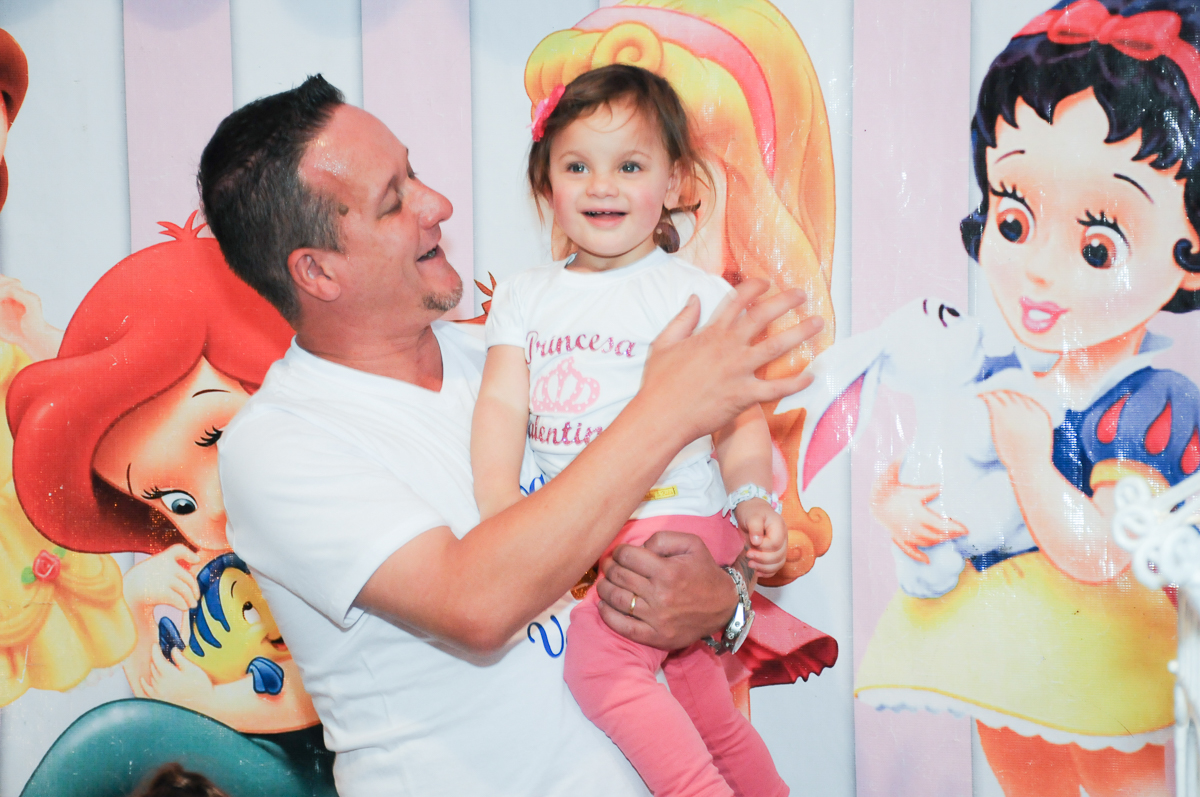 papai e Valentina na mesa decorada no Buffet Fábrica da Alegria