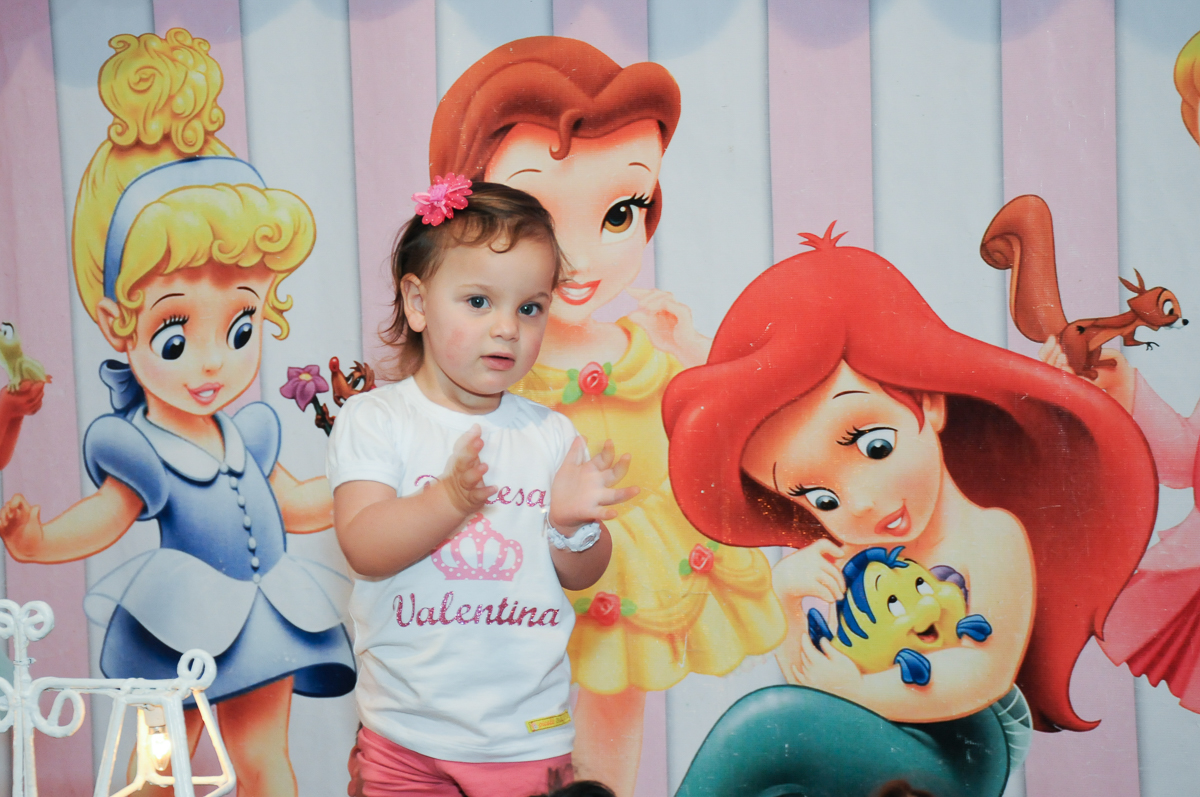 Valentina em frente a mesa decorada no Buffet Fábrica da Alegria