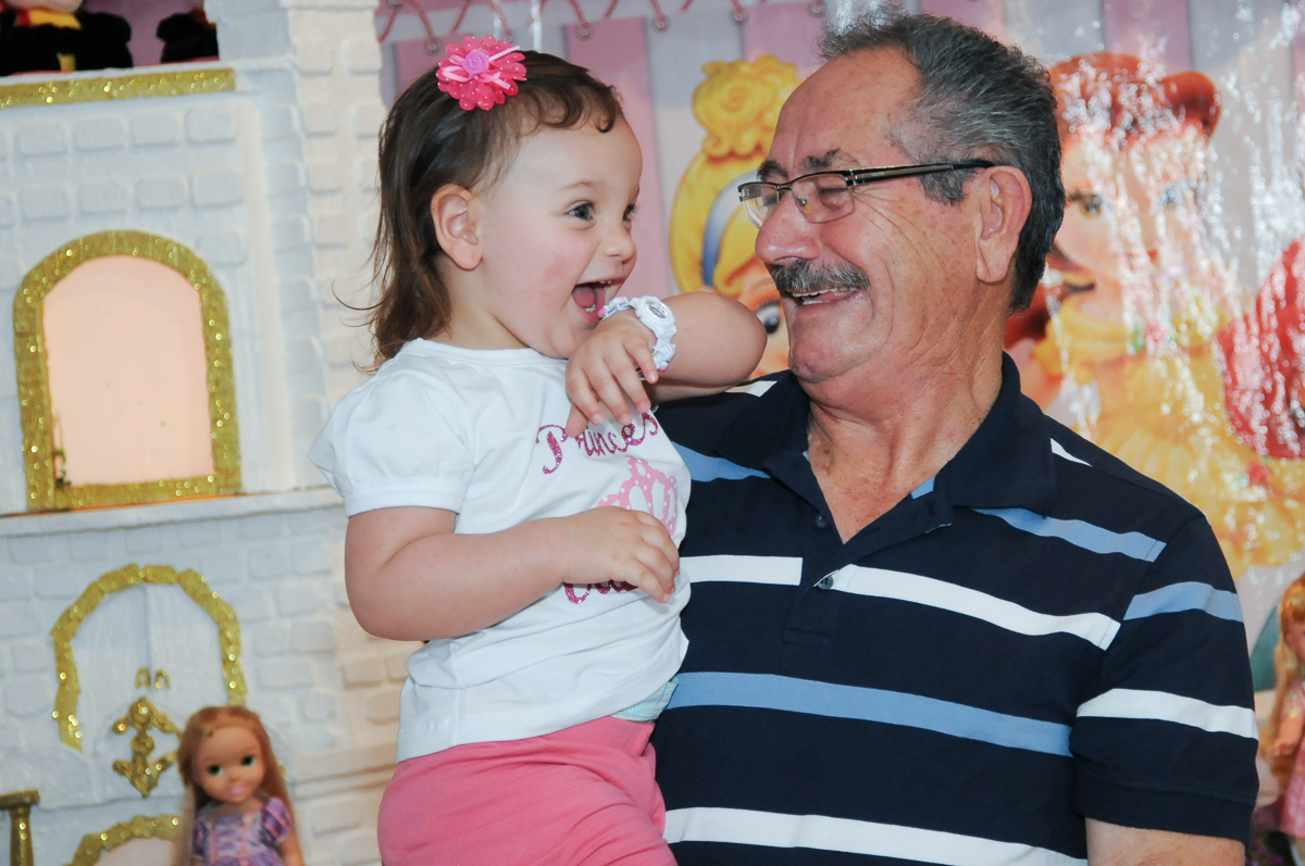 carinho do vovô com a valentina em frente a mesa decorada no Buffet Fábrica da Alegria