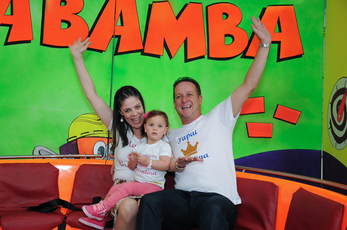 Papai e mamãe brincando com a valentina no Buffet Fábrica da Alegria, Osasco
