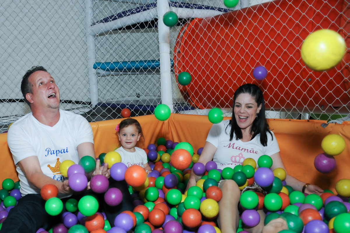 aniversariante na piscina de bolinha no Buffet Fábrica da Alegria, Osasco