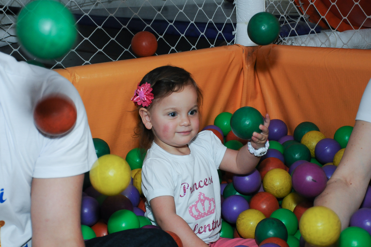 valentina brincando no  Buffet Fábrica da Alegria, Osasco