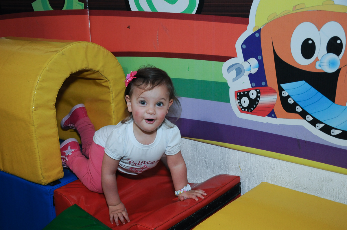 aniversariante brincando na área baby no Buffet Fábrica da Alegria, Osasco