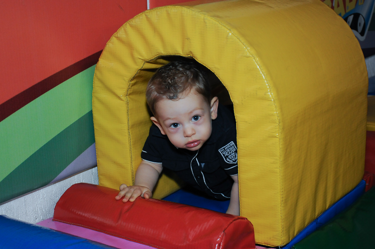 amiguinho brincando na área baby no Buffet Fábrica da Alegria, Osasco