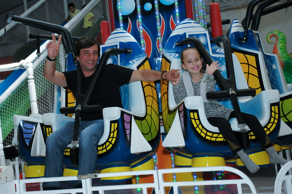 as crianças brincando no elevador no Buffet Fábrica da Alegria, Osasco
