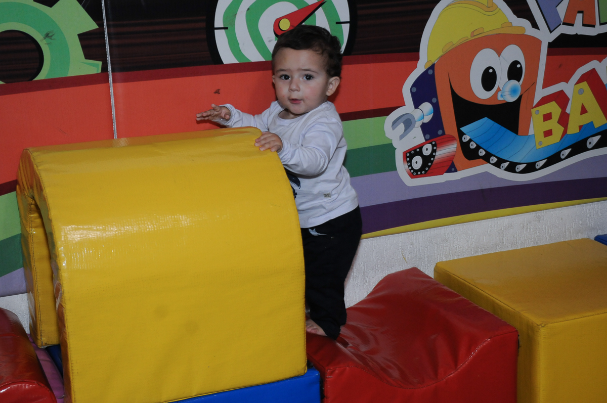 criança brincando na área baby no Buffet Fábrica da Alegria, Osasco