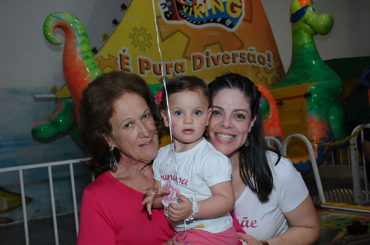 foto da mamãe, vovó e aniversariante no Buffet Fábrica da Alegria, Osasco