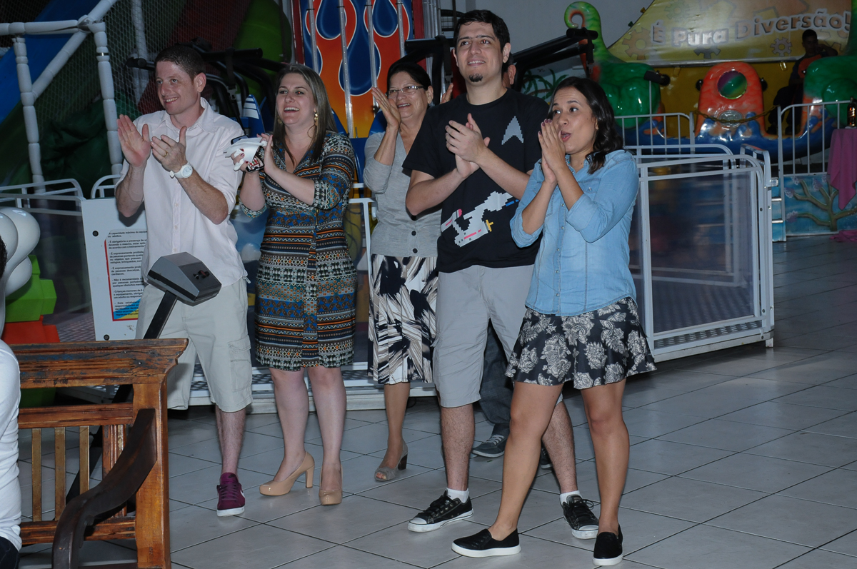 convidados aplaudindo a retrospectiva no Buffet Fábrica da Alegria, Osasco