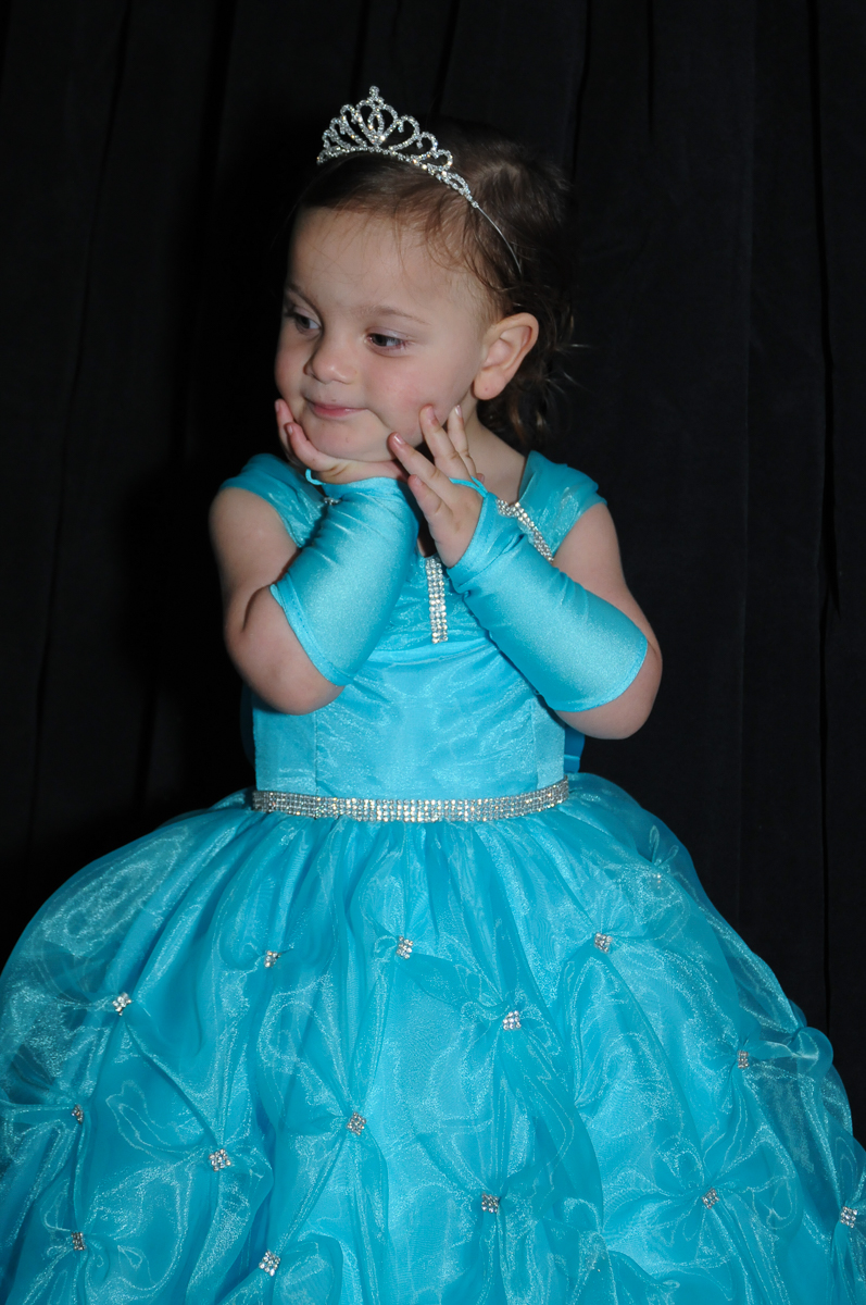 aniversariante vestida de princesa no Buffet Fábrica da Alegria, Osasco