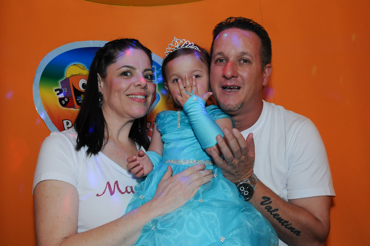 oa pais e aniversariante na máquina do parabéns no Buffet Fábrica da Alegria, Osasco