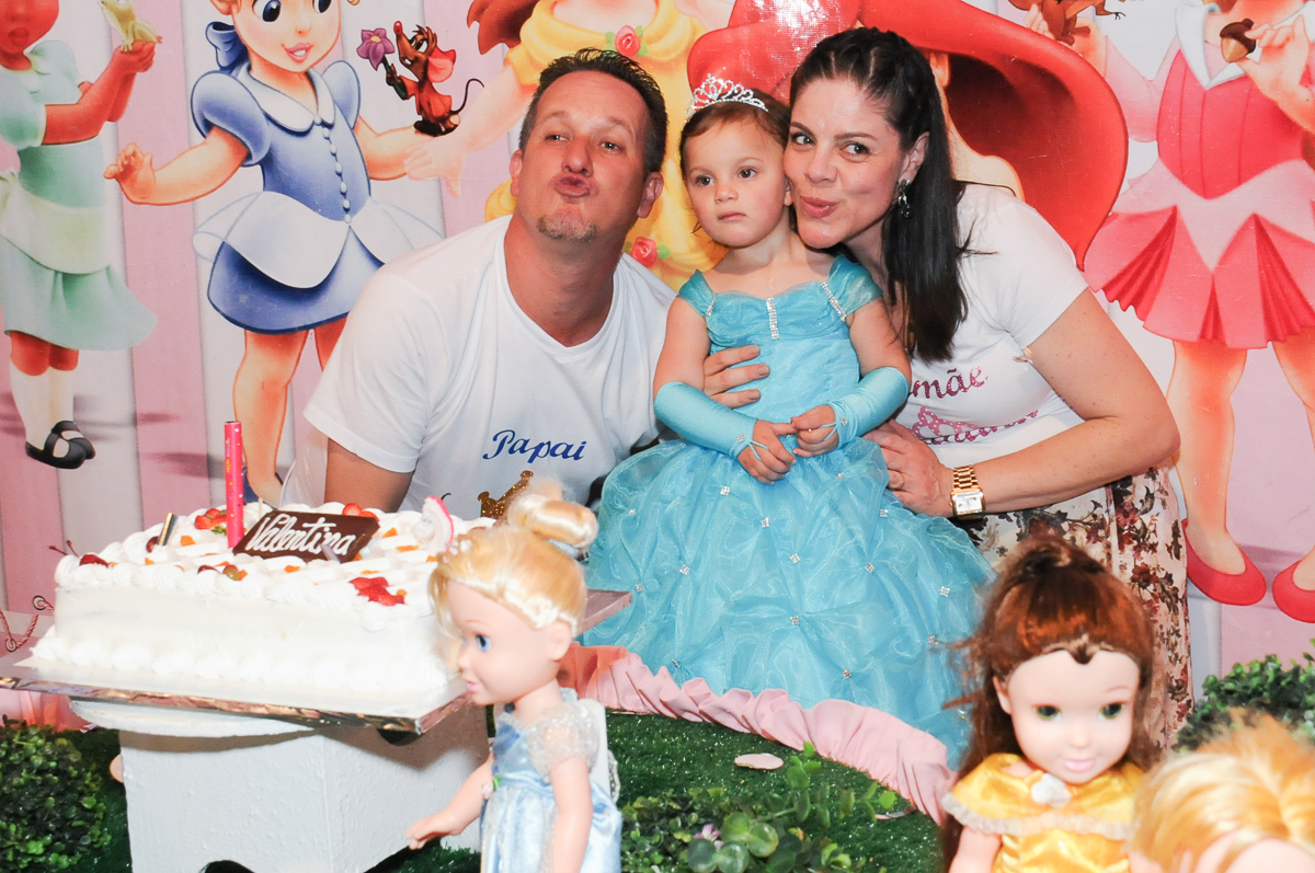 família na mesa do parabéns no Buffet Fábrica da Alegria, Osasco