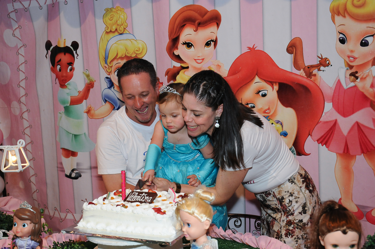 papai,mamãe, e valentina cortando o bolo no Buffet Fábrica da Alegria, Osasco