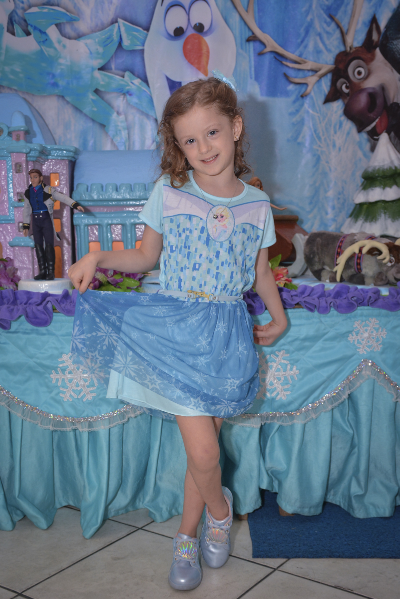 linda a espera dos convidados para sua festa