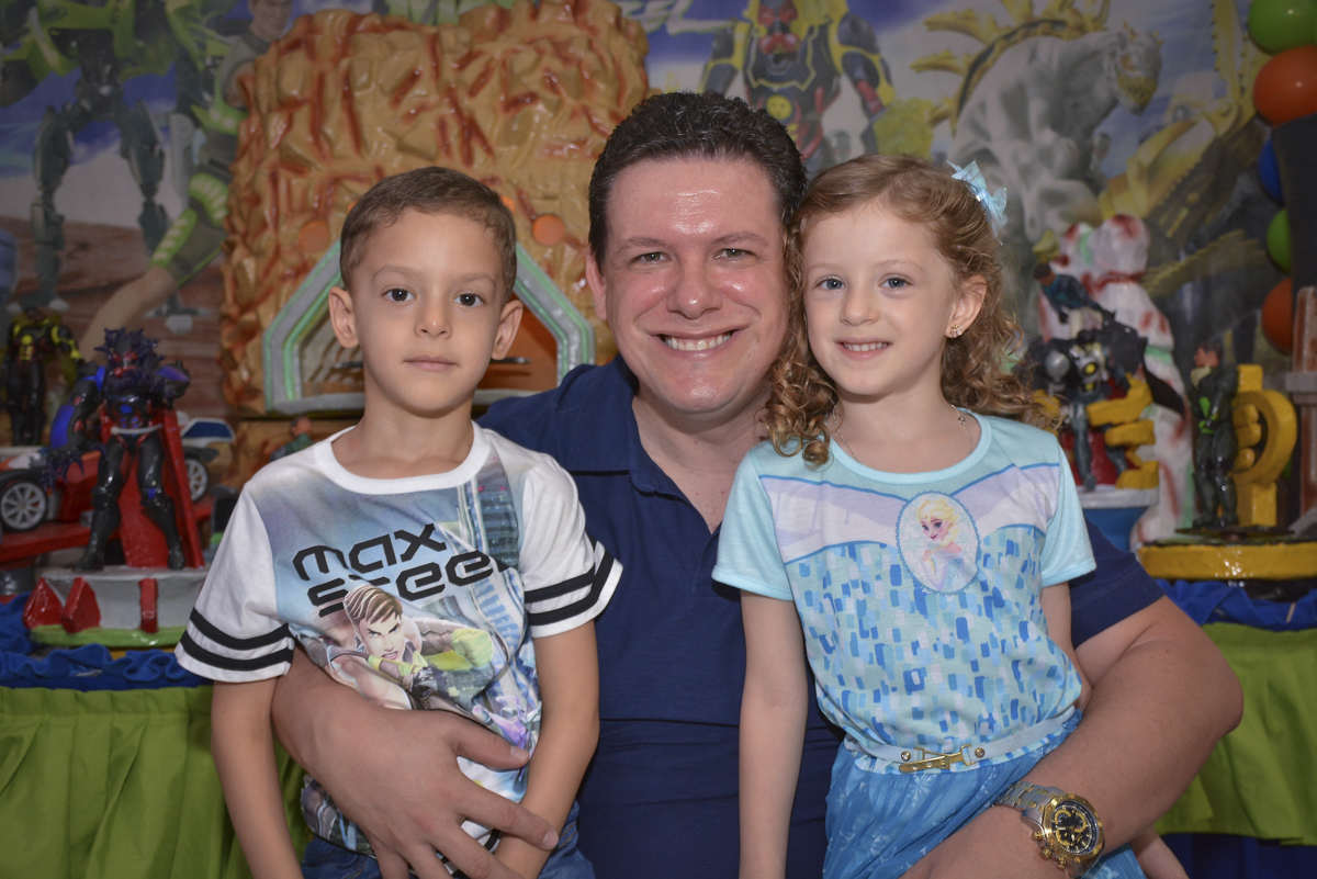 carinho dos aniversariantes com o papai