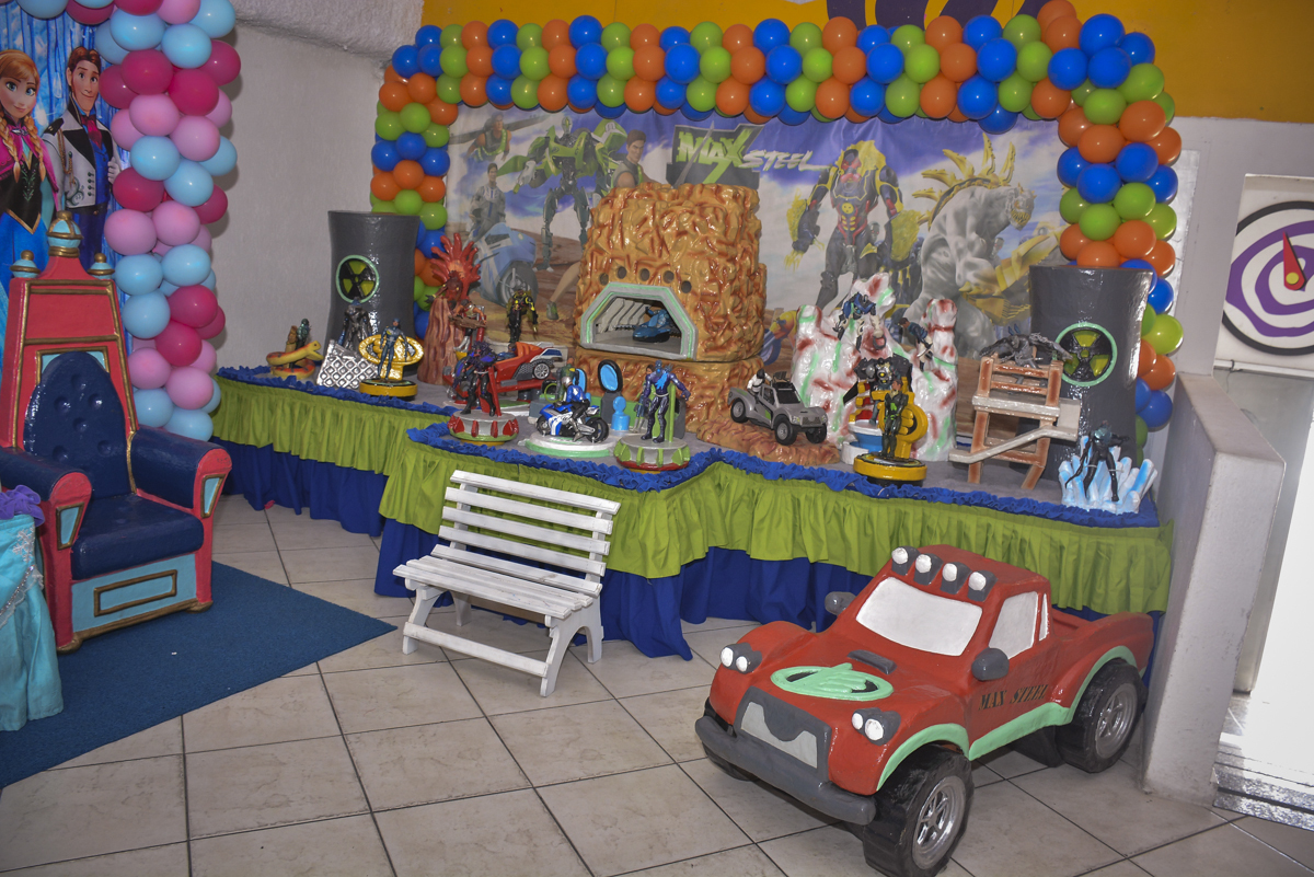 mesa decorada Max Steel