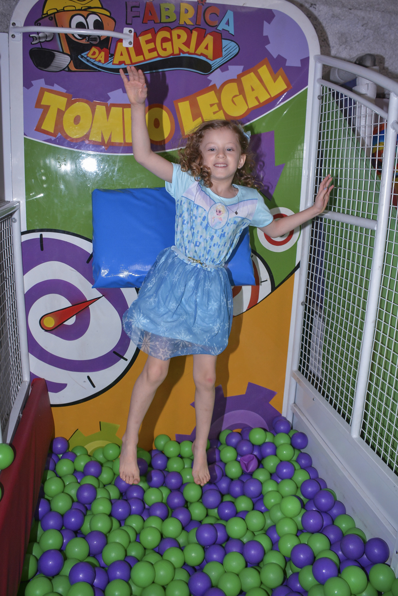 caindo na piscina de bolinhas