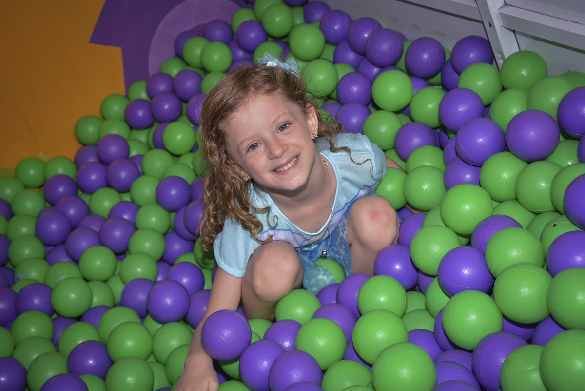 piscina de bolinhas coloridas divertidas