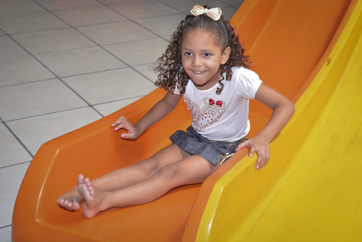 descendo no escorregador do brinquedão