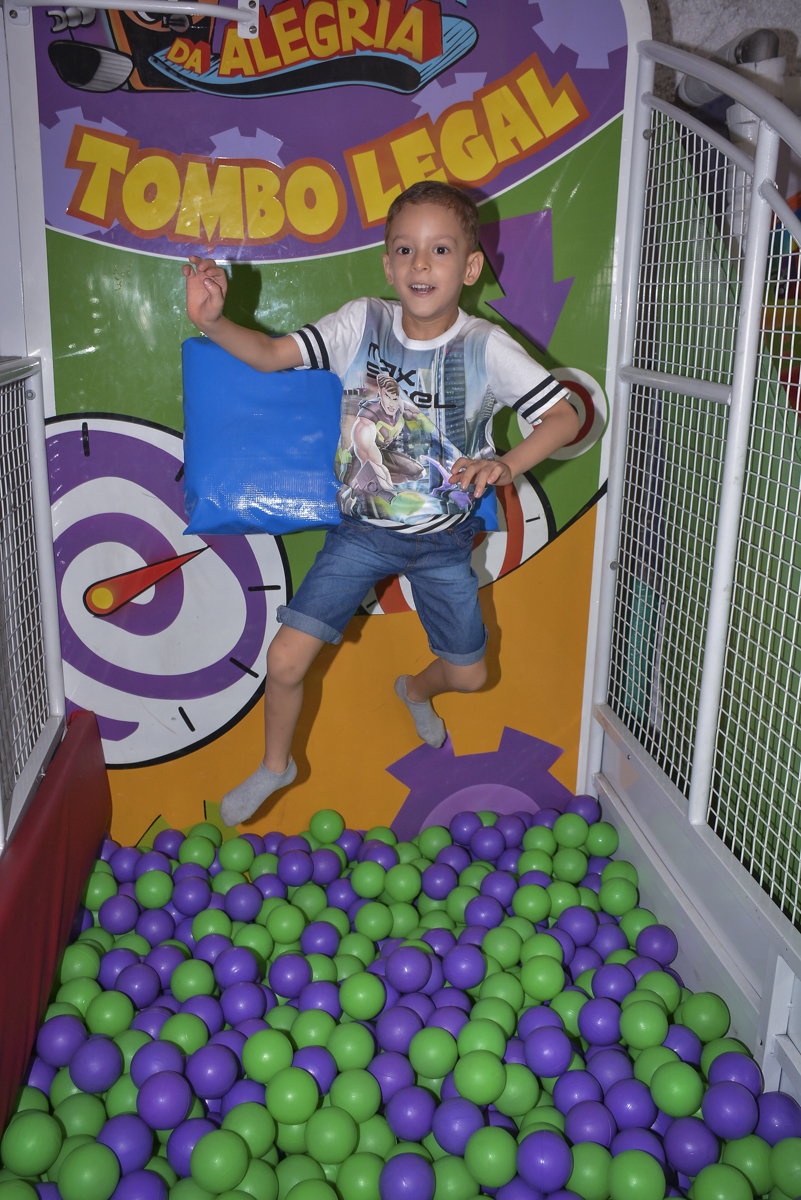 tombo divertido nas bolinhas