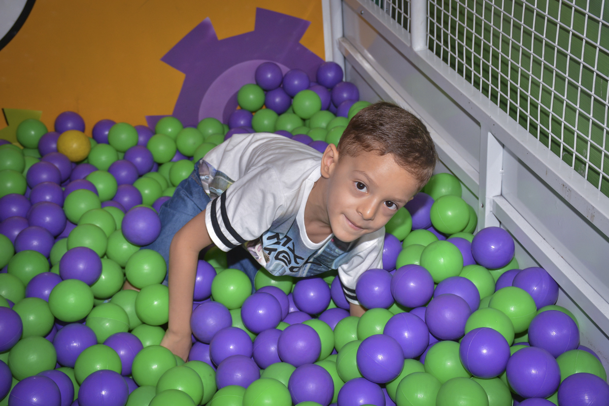 diversão no brinquedo tombo legal