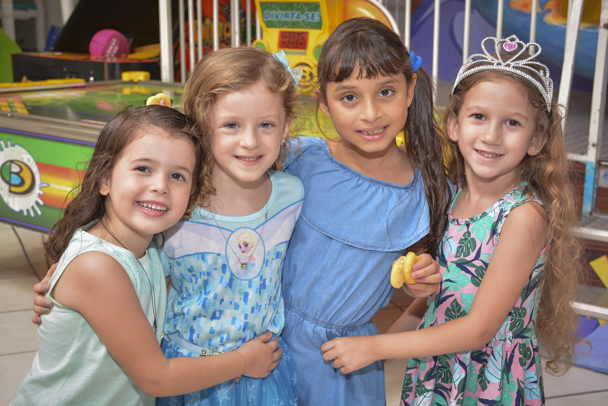 recebendo as amigas para a festa