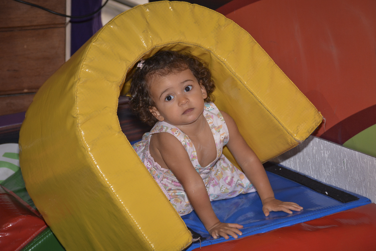 brincando na área baby