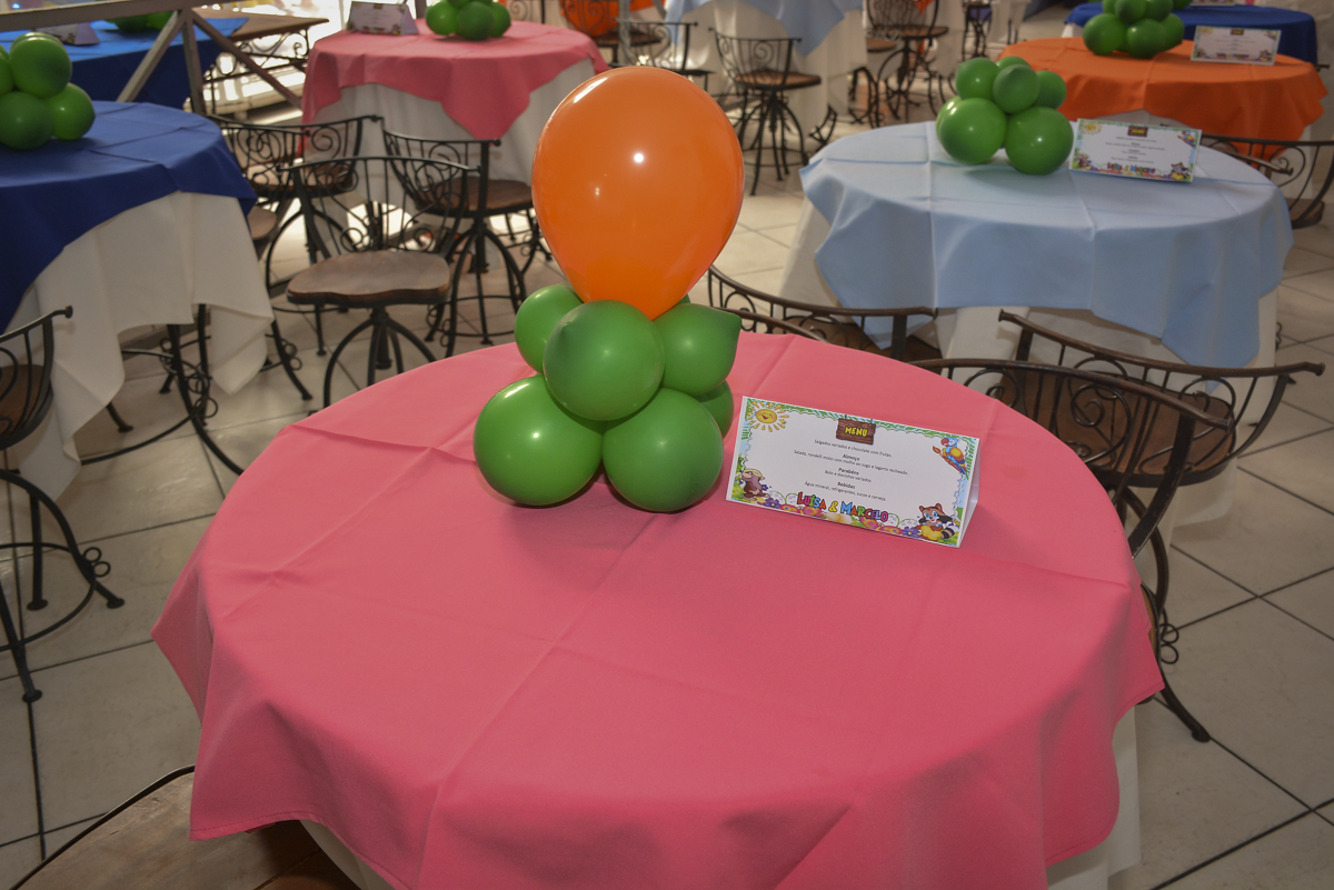 mesa decorada com bexigas