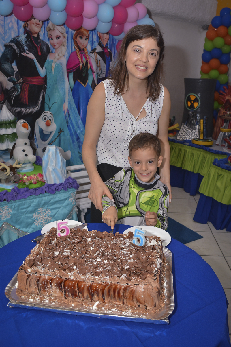 cortando o primeiro pedaço de bolo