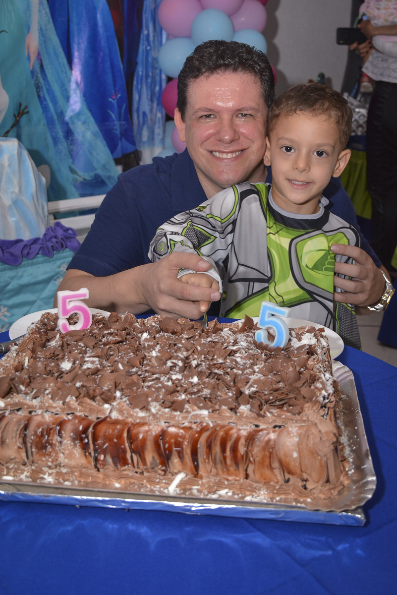 corte do primeiro pedaço de bolo com o papai
