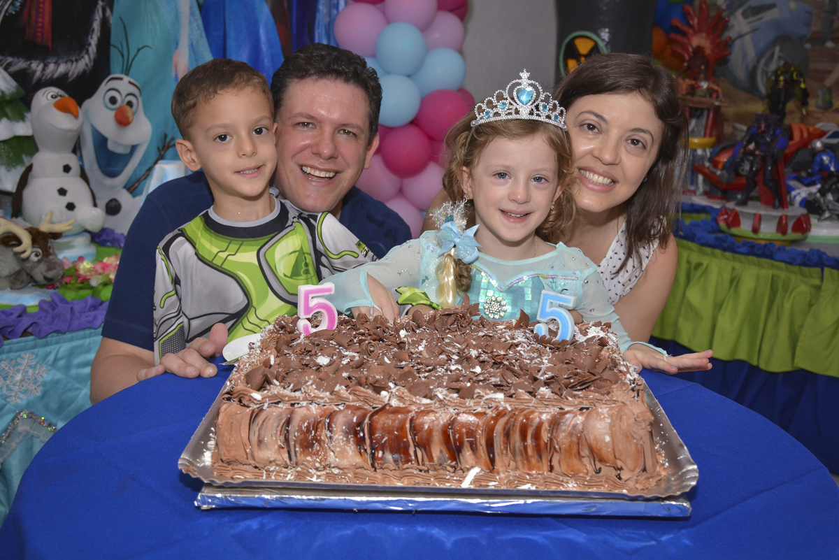 foto da família na mesa do bolo