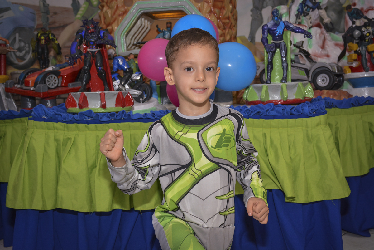 pose de herói para a foto