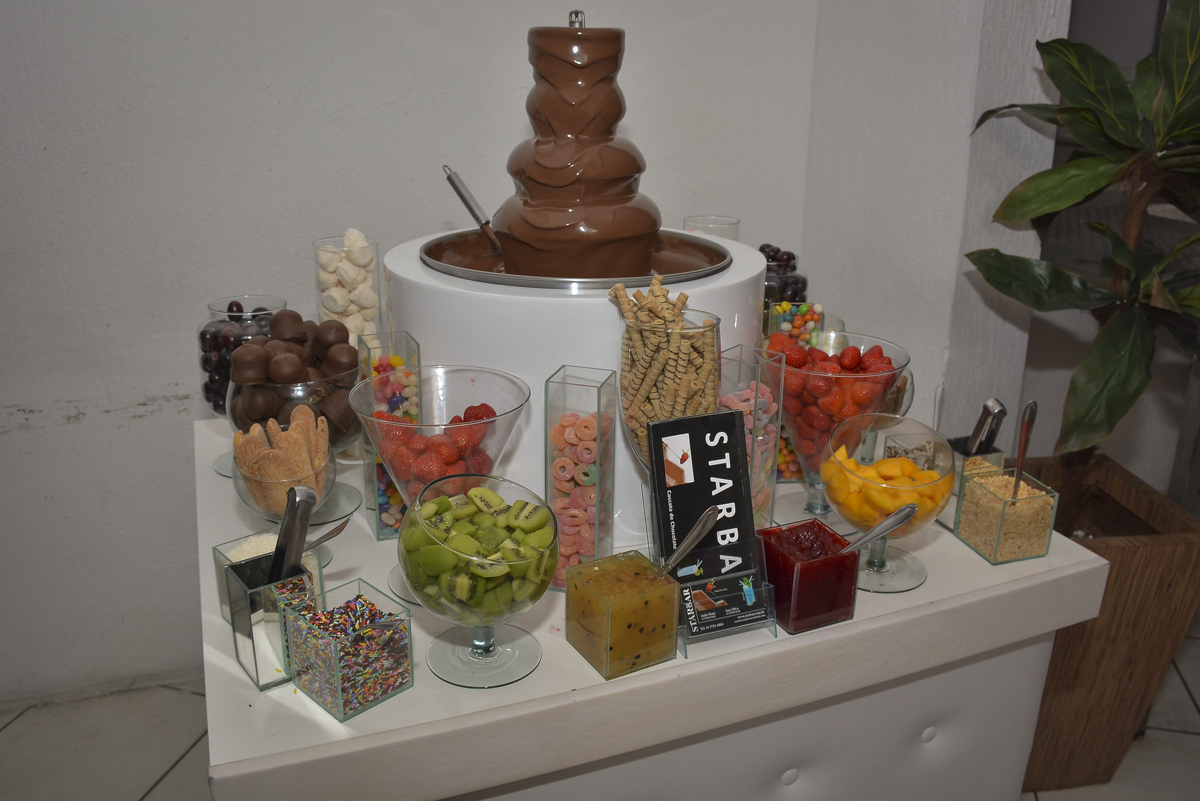 mesa de frutas com chocolate