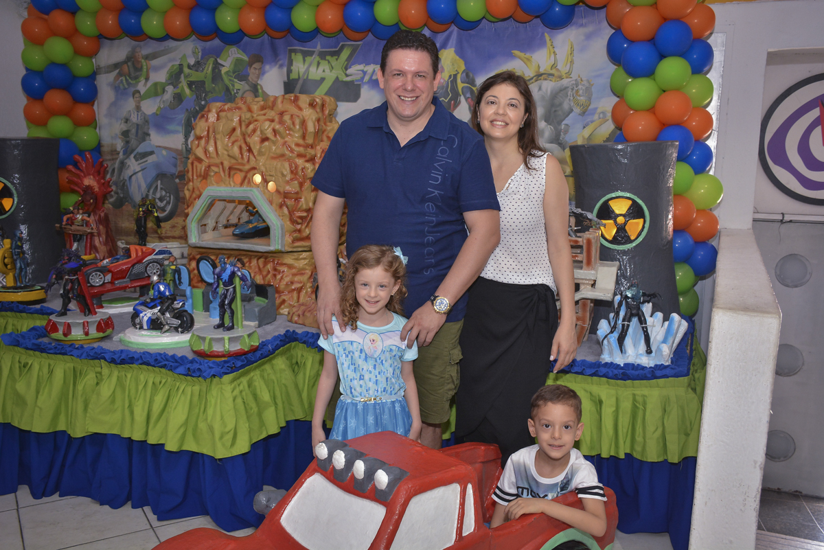 familia sendo fotografada na mesa do Max Steel