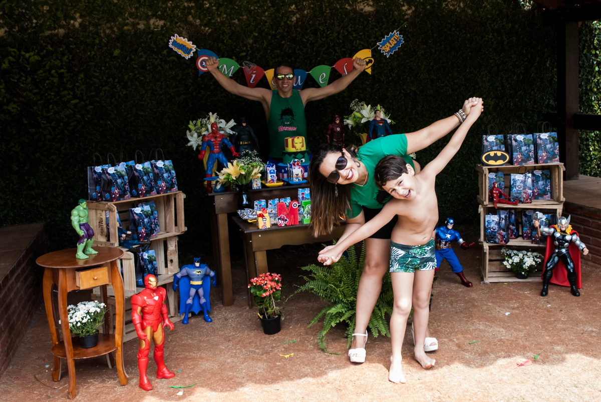 mãe e filho se divertem com a festa